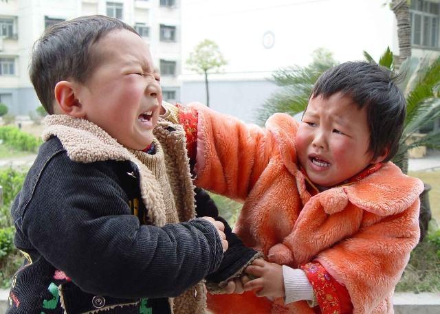 宝宝在幼儿园被大孩子打了不还手,只是哭,家长