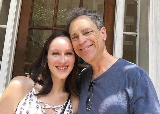 二十一岁女大学生爱上六十四岁男子,同行像父女仍想嫁他!