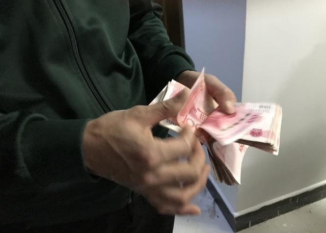 回家前她从银行取了 一万块钱的现金放包里,火车上一个晚上都没合眼