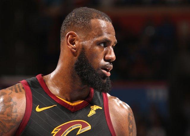 除此之外,詹姆斯也超越了罗德-斯特里克兰(7987次),跻身nba历史助攻数