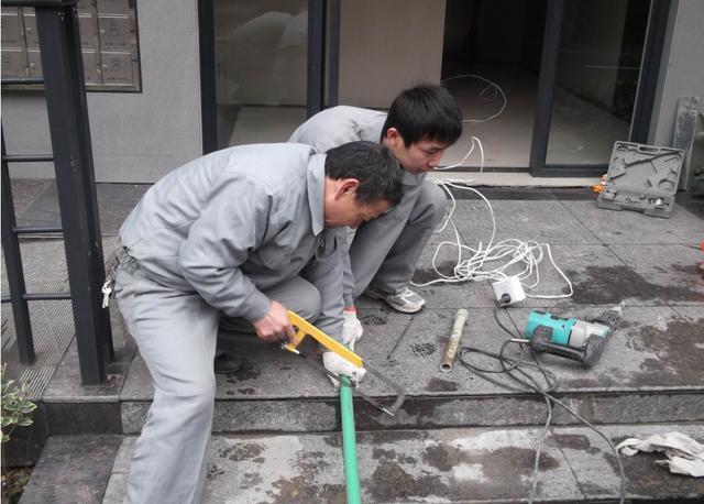 水管漏水怎样补? 30年水电师傅教你一招, 分分钟修复, 滴水不漏!