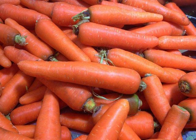 2根胡萝卜一碗面粉,不用一滴油,拌一拌蒸一蒸,满满一大盆不够