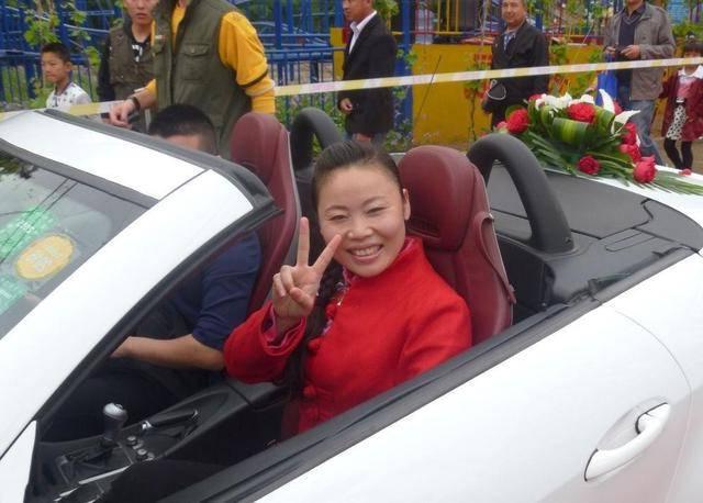 而走红的草帽姐却变得很高调,完全失去了原本的纯朴,身材明显富态了