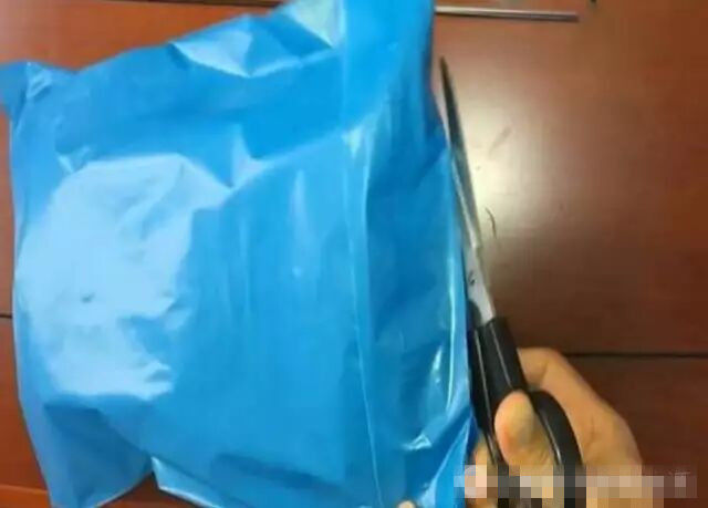 女子网购给了差评!结果卖家打击报复,寄来神秘