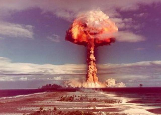 14万吨核弹炸出人工湖,部长带头游泳:没辐射!