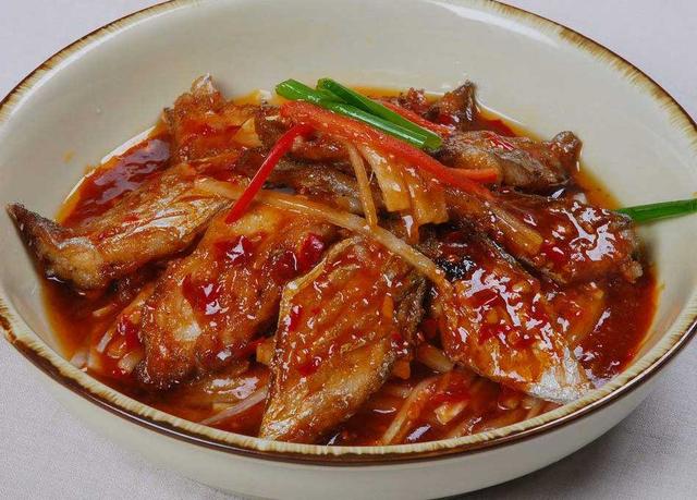先油炸后红烧简单2个步骤,带鱼好吃到飞起,上桌5分钟只剩鱼翅了