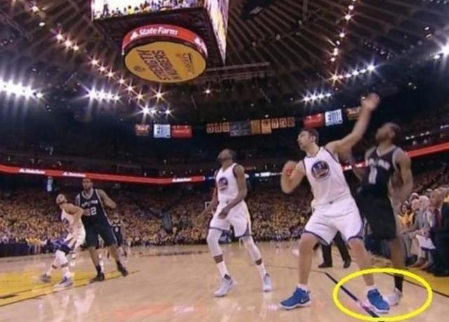 勇士赢球库里高兴不起来,遭队友垫脚,马刺队伦纳德深有体会