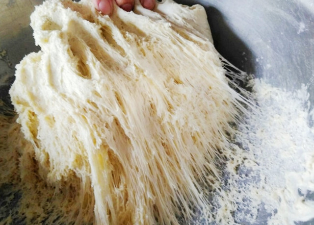 农村媳妇儿自己做花卷,操作很简单,比外边卖的好吃