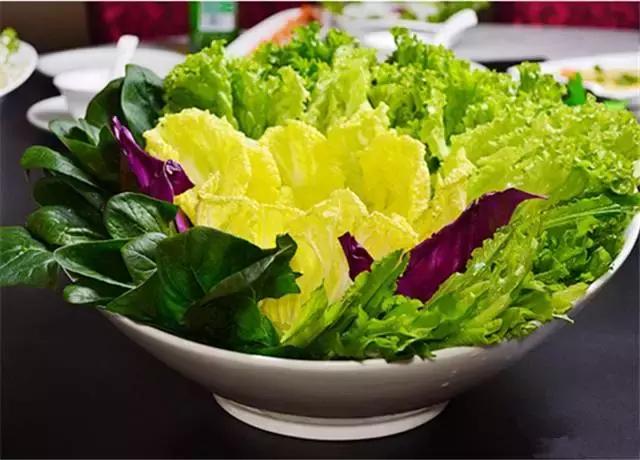 讲究荤素搭配的哦,在品尝了那么多肉类的同时,也要适当的摄入一点蔬菜