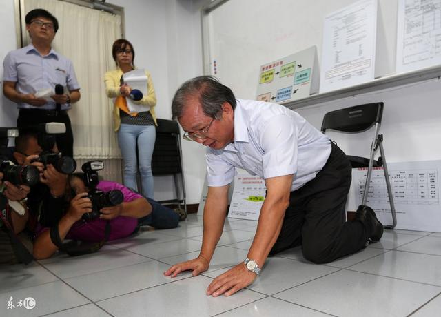 老师给学生下跪道歉!教师跪着教书,这是教育的悲哀!