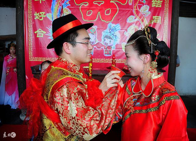 山西這個地方結婚習俗有點怪,講葷段子倒寶壺,新娘還不能惱!