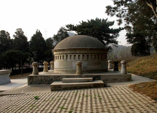 实拍民国代总统周自齐墓地荒草一人高曾多次被盗保护无门