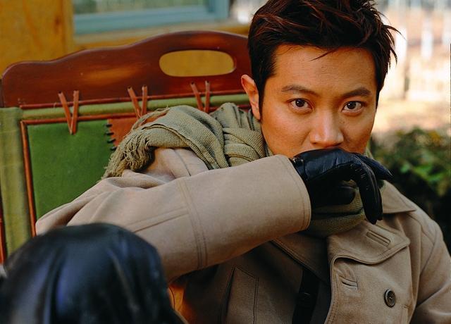 与刘欢齐名,曾三次拒绝春晚邀请,不幸遭遇车祸,如今48岁仍未婚|罗中旭