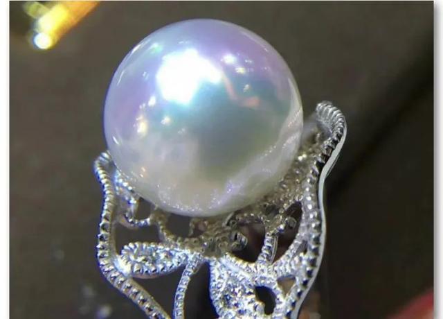 强光泽,晕彩明显的澳白光洁度:如同大多数有色宝石一样,珍珠也无法