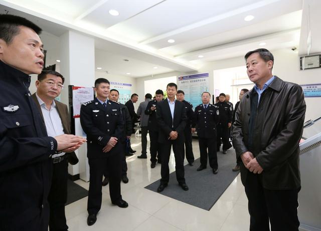 省公安厅党委委员,副厅长乔向中深入齐齐哈尔市公安局
