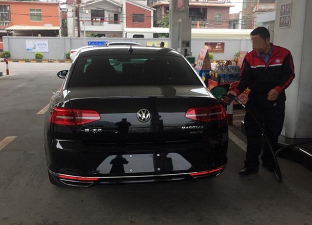 24万刚入手的迈腾开到加油站加油小哥一个建议让车主瞬间明白了