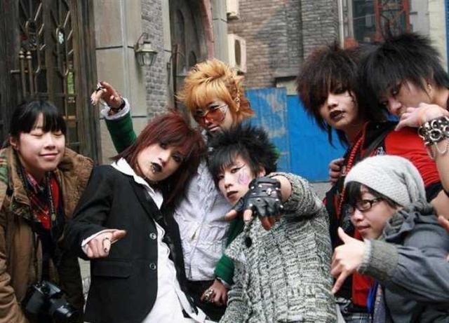 当年叱咤江湖的杀马特天团,如今有人蹲监狱,有人归隐市井