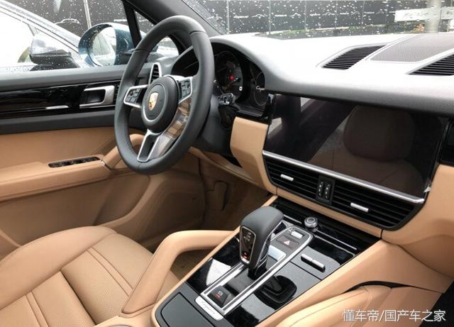 全国首批18新款卡宴到店实拍,全新内饰遭吐槽:中控大屏略显山寨