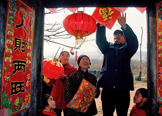 春节 大年正月初一 招财方法 贴春联和门神 家居鱼缸摆法和禁忌|门神|鱼缸|春联_新浪新闻