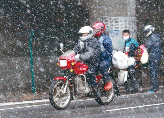 为了省几百的车费回家过年,18年春运有一种回家叫风雨"摩旅"