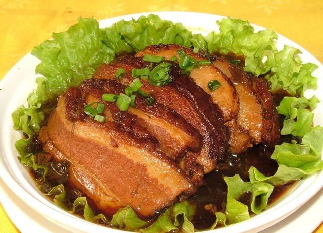 有许多种做法不过一般是梅菜扣肉,也许其他的地方是做腐乳扣肉,这道菜