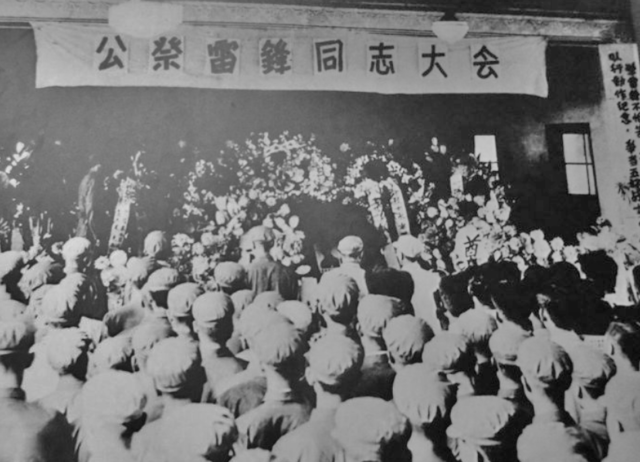 雷锋下葬时的罕见老照片现场人山人海众人挥泪送别