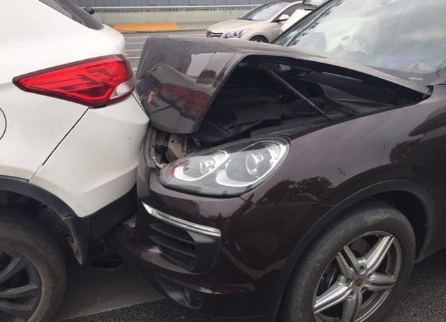 保时捷卡宴追尾东风ax7, 卡宴车主: 两车差距大到让我想卖车