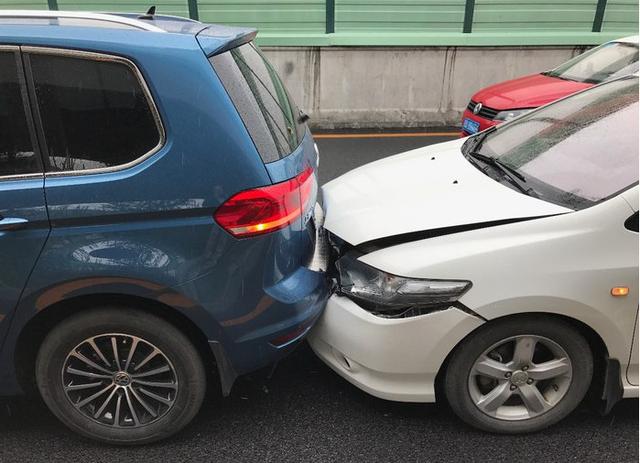 本田锋范马路追尾大众途安,挪车后,两车的差距让大众车主很开心
