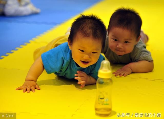 育儿:什么时候可以开始教宝宝爬行?