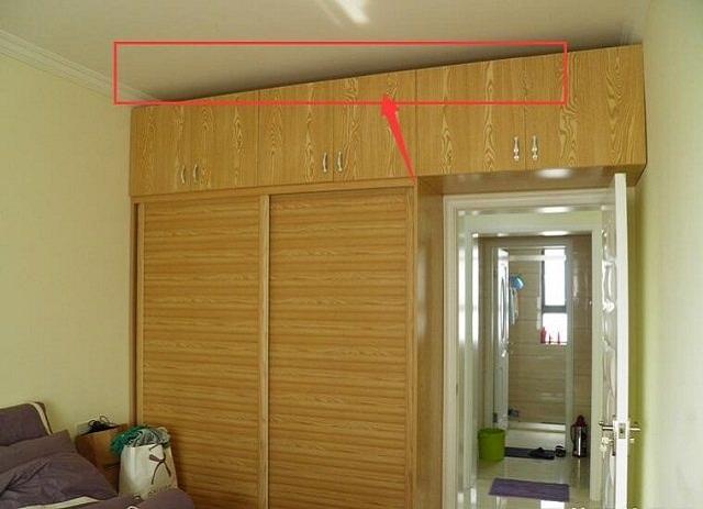 师傅在衣柜顶上加个这,美观又实用,朋友们都纷纷模仿