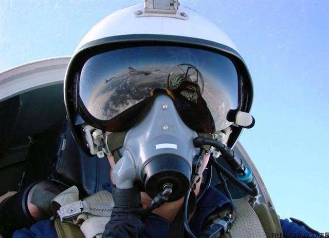 战斗机飞行员为啥必须戴氧气罩而客机不用?原因让人感到尴尬