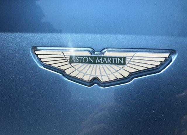 阿斯顿马丁的标志,"天使展开自己的双翼".