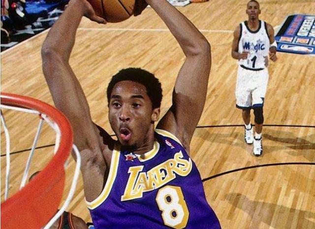 8号科比有多疯狂?乔丹头上砍55分,打替补也能入选全明星首发!