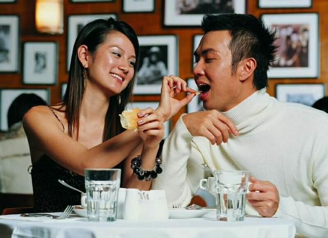 女同事当我面喂我男友吃她咬过的面包,男友的反应让我决绝提分手