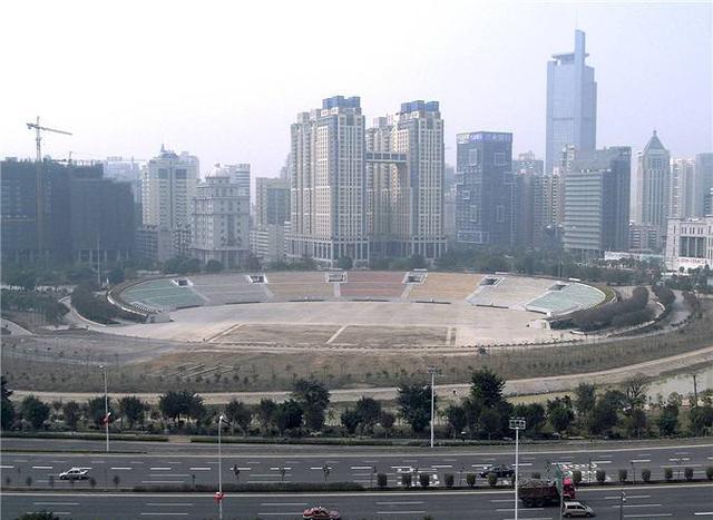 但民歌湖建成之前,这里是一座城市广场,叫做民歌广场,很多届南宁国际