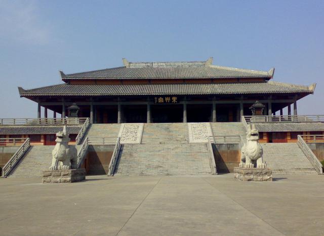 它是根据考古发现复原的一座完整的汉代都城,是一个集汉代建筑精华与