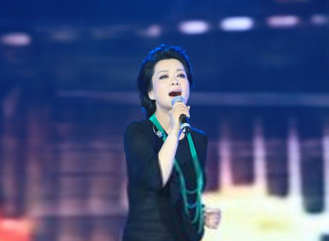54岁毛阿敏近照不显老,老公身价百亿,一堆儿女开心幸福