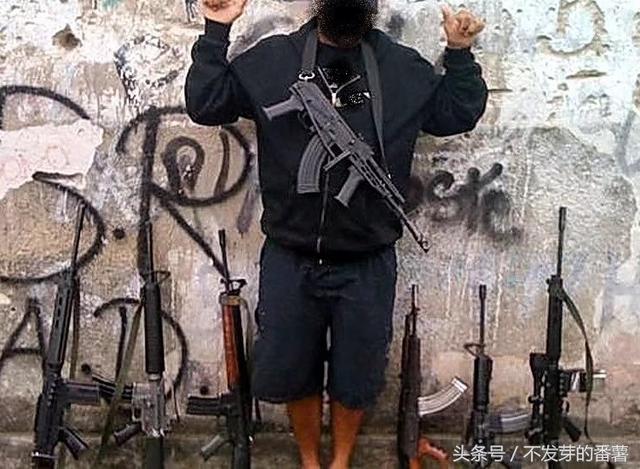 肆无忌惮的巴西黑帮,实力雄厚,武器装备比警察还先进