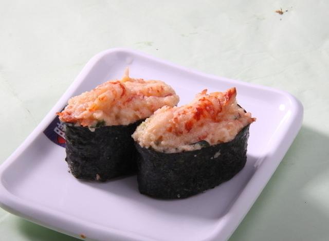 珍味扇贝唇军舰寿司,麻辣蛤蜊军舰寿司,蟹柳沙拉军舰寿