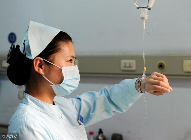 「热议」怕孙子输液冷, 爷爷口含输液管加热! 医生第一时间制止!