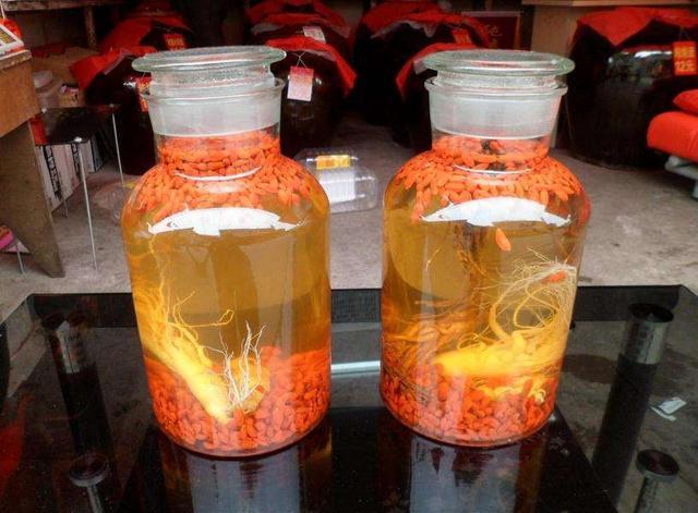 将人参,枸杞,熟地,冰糖与白酒共置入容器中,密封浸泡10天以上便可服用