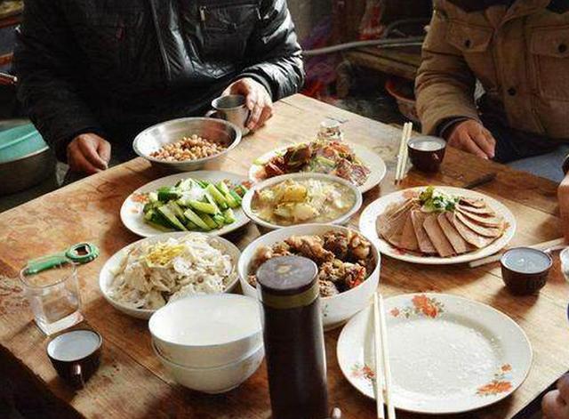 和丈夫回农村婆婆家,吃饭时孩子闹着吃奶,再上桌时我热泪盈眶