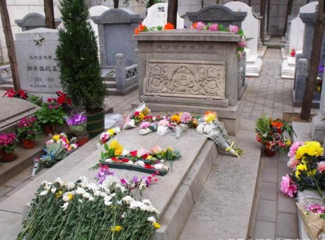 看完林徽因墓,再看冰心墓,她的墓被亲孙涂鸦,令人气愤!