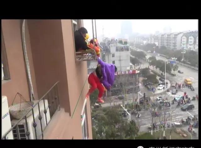 泰州一女子跳楼自杀 警方上演生死营救!