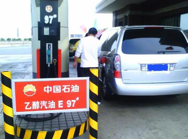 为什么汽车的汽油里面一定要加乙醇，这样真的又费油又没劲儿吗