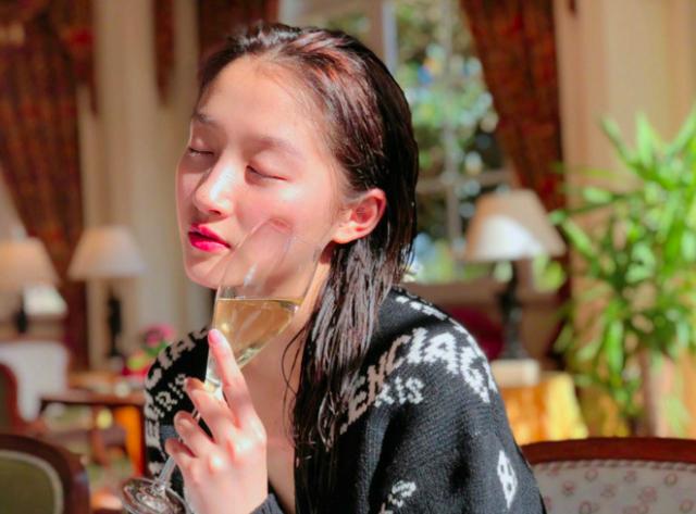 关晓彤豪宅内素颜喝酒,被质疑没穿内衣,淡定回