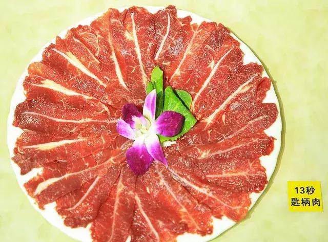 潮汕人对牛肉要求很高,要吃当天现宰的黄牛肉,此外,切片成盘的牛肉