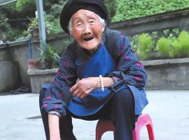 老太太到儿子家过年,媳妇做了一桌菜,孙子说难吃,老太悄悄离开