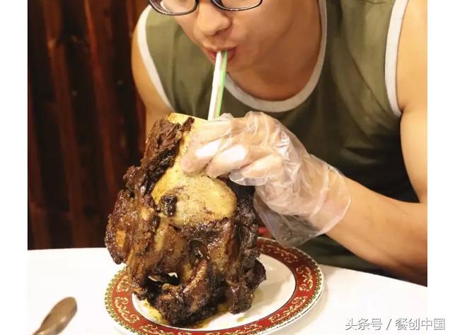 骨头上桌后,先插入吸管,吸出骨髓.