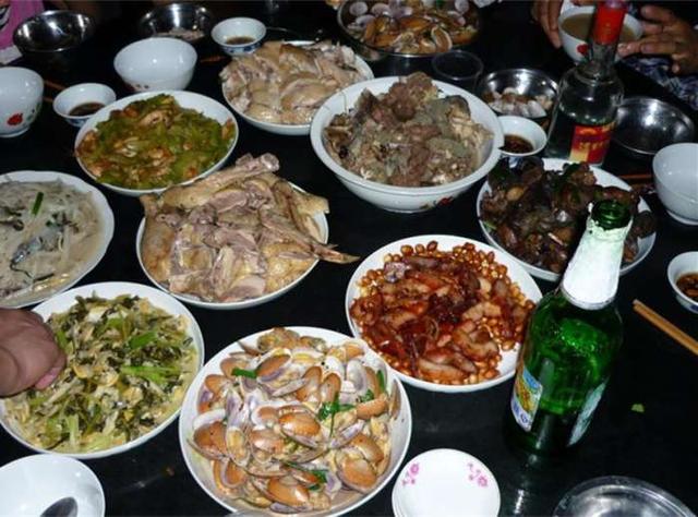 冬天的北方乡下,每晚都是一家人围着桌子喝个小酒吃个饭!